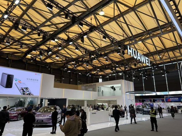 翻倍赚 华为参展 2025 世界人工智能大会，将首次线下展出昇腾 384 超节点真机