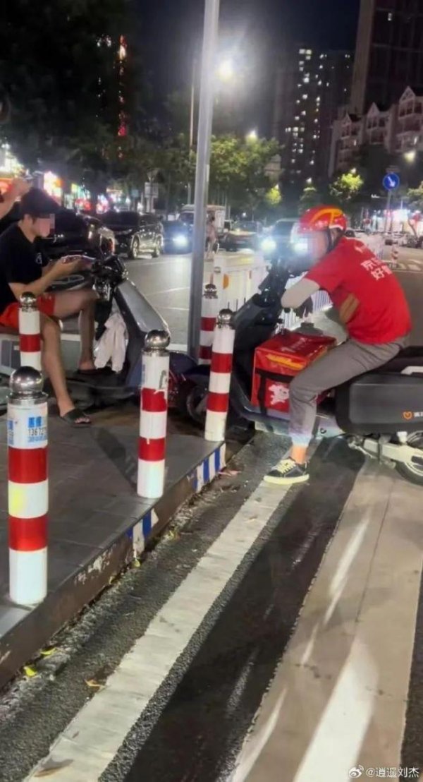 鼎配配资 广东2电动车马路上对峙“斗气”从天亮到天黑，交警回应：将调取事发路段监控依规处理